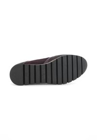 Zwarte rubberen zool met horizontale groeven, met een lichte hak en een gestructureerde grip. Vergezeld van een bovenwerk van donker suede.