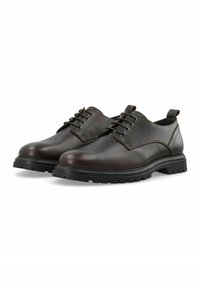 Zapatos de cuero marrón con un acabado texturizado, diseño clásico de cordones, suela robusta de goma negra y una lengüeta en el talón.