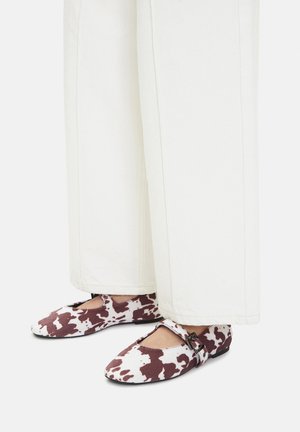 - Baleriny z zapięciem