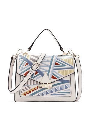 Bolso de mano de cuero blanco con bordado geométrico en azul, rojo y dorado, asa superior, correa ajustable para llevar cruzado y cierre con broche triangular.