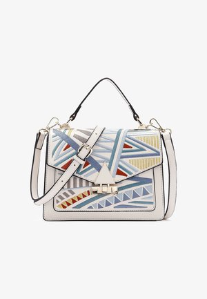 Sac à main en cuir blanc avec broderie géométrique bleue, rouge et dorée, poignée supérieure, bandoulière réglable et fermeture à boucle triangulaire.
