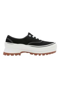 Schwarze Leinensneaker mit weißen Schnürsenkeln, ausgestattet mit einer dicken weißen Plateausohle und einer braunen strukturierten Außensohle, geschwungenem Design und kontrastierendem Nähen.