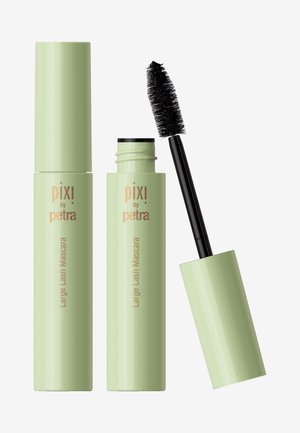 Tubetto di mascara con il tappo rimosso che mostra un pennello spesso nero, confezione verde chiaro con etichetta "pixi by petra Large Lash Mascara."