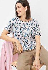 T-shirt med korte ærmer i et multikromatisk abstrakt print, der indeholder nuancer af blå, pink og creme. Glat materiale med en afslappet pasform.