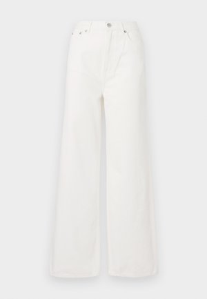 Hvite høyt midjepants med vide ben laget av denim. Har frontlommer, knappelukking og utslitte detalj i kanten.