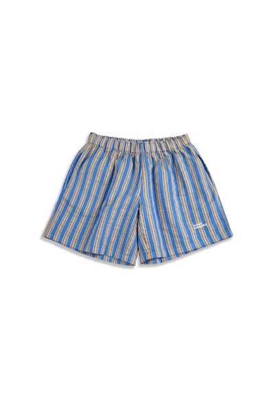 Shorts à taille élastique rayés bleu et beige avec un petit logo blanc sur la partie inférieure droite de la jambe, posés à plat sur un fond blanc.
