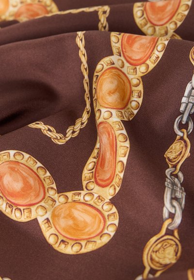 Καφέ ύφασμα με χρυσό και πορτοκαλί μοτίβο αλυσίδας και μετάλλου, με λεπτομερείς συνδέσμους και κυκλικά διακοσμητικά στοιχεία.