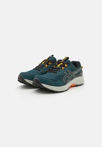 Baskets de course teal avec des accents noirs et gris, un matériau supérieur texturé, des lacets orange et une semelle en caoutchouc durable pour l'adhérence.