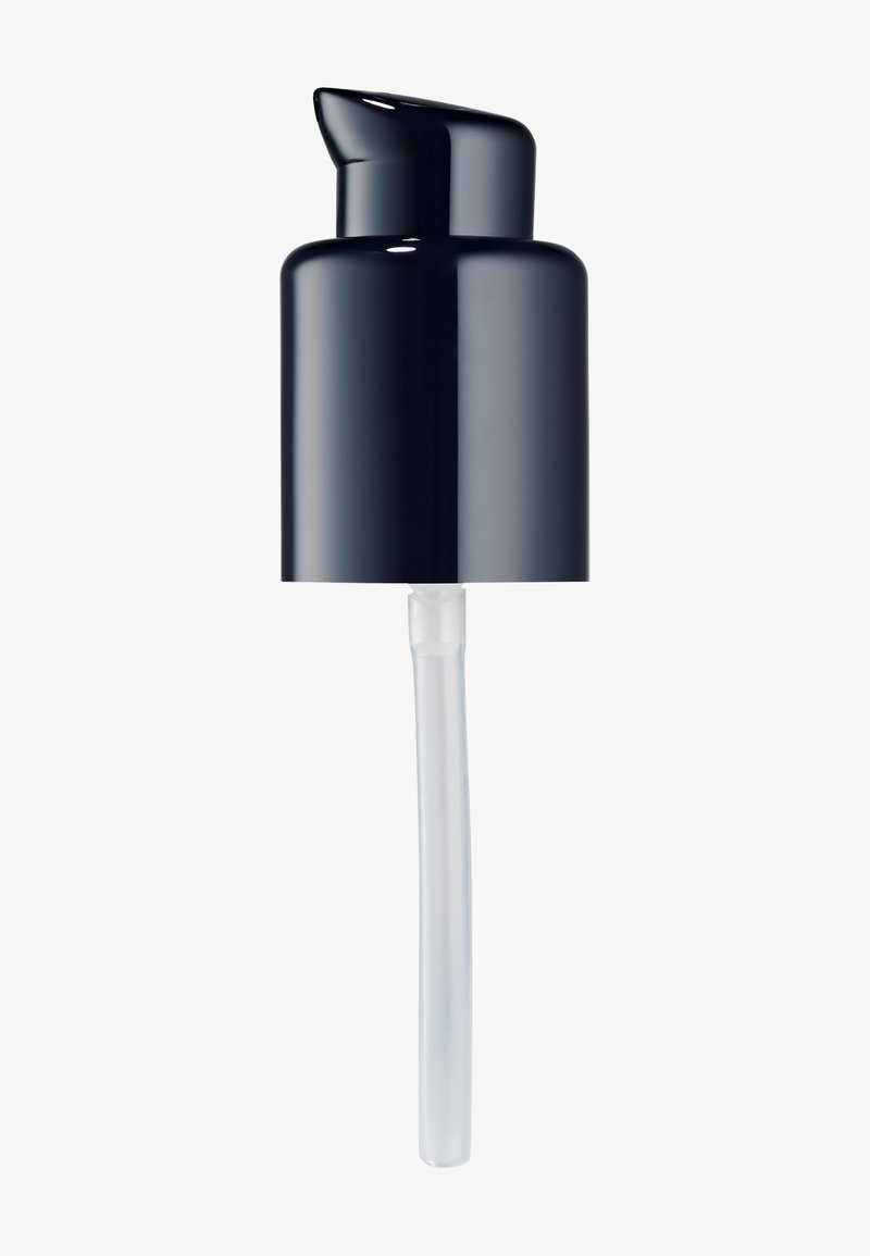 Sort plastik pumpe med en lang gennemsigtig slange, designet til flasker med flydende sæbe eller lotion.