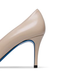 Décolleté in pelle beige con tacco alto, punta affusolata, finitura lucida, dettaglio blu lungo la suola e tacco quadrato nero.