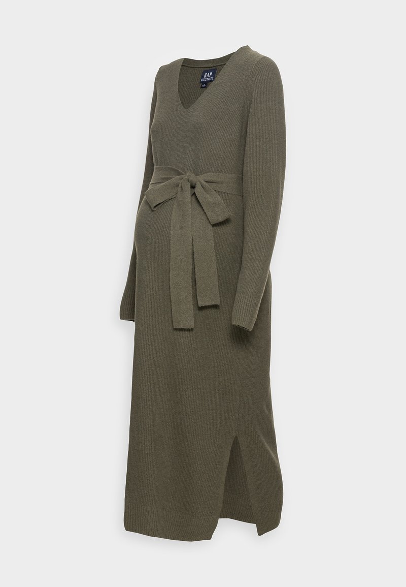 Longue robe de maternité en maille vert olive, manches longues, col en V, fente latérale et ceinture nouée à la taille.