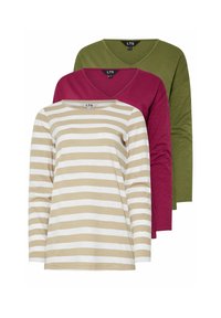 Drie langemouwtops: één gestreept in beige en wit, één effen bordeauxrood en één effen olijfgroen. Allemaal met een v-hals en ronde hals ontwerpen.