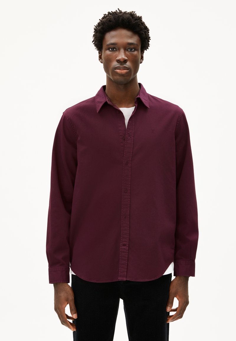 Camicia a maniche lunghe bordeaux con colletto classico, caratterizzata da un piccolo logo sul petto e da un tessuto morbido e leggero.