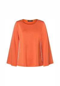 Oranges langärmeliges Oberteil mit rundem Halsausschnitt und lockerer Passform. Weicher Stoff, glatte Textur und kontrastierende Halsverzierung betonen die Designdetails.