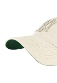 Beige Baseballcap mit gesticktem Logo auf der Vorderseite und dunkelgrünem Innenfutter des gebogenen Schirms.
