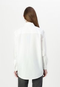 Karl Lagerfeld Jeans RELAXED  - Užsagstoma palaidinė - white