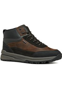 Scarponcini da trekking a mezza altezza realizzati in una combinazione di pelle nera e suede marrone, con pannelli testurizzati e una suola in gomma grigia resistente con buona aderenza.