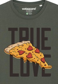 Olijfgroene T-shirt met een cartoonpizza-slice met rode hartjes als topping en druipende kaas, overlayed met vetgedrukte zwarte tekst die "TRUE LOVE" zegt.