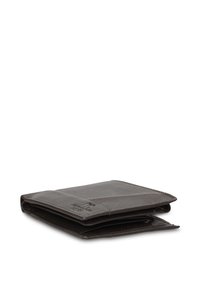 Portafoglio in pelle marrone con una texture liscia, design pieghevole a due ante, molteplici scomparti per carte e logo in rilievo sulla parte anteriore.