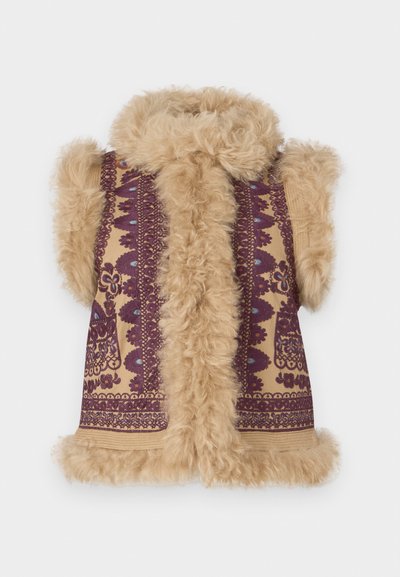 Επαγγελματικό γιλέκο από ψεύτικη γούνα με μπεζ και μοβ μοτίβο, που διαθέτει απαλή, αφράτη υφή και γιακά σάλι για επιπλέον ζεστασιά.