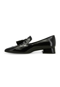 Scarpa piatta in pelle verniciata nera con punta affusolata, adornata con una nappina e dettagli di occhielli, con tacco basso a blocco.