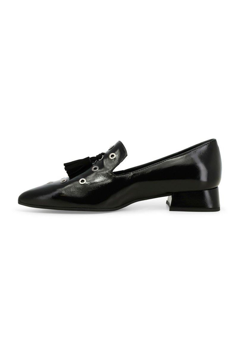 Scarpa piatta in pelle verniciata nera con punta affusolata, adornata con una nappina e dettagli di occhielli, con tacco basso a blocco.