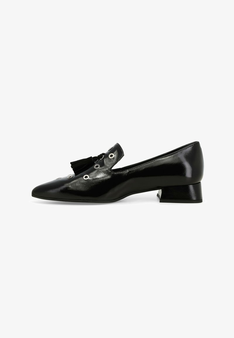Scarpa piatta in pelle verniciata nera con punta affusolata, adornata con una nappina e dettagli di occhielli, con tacco basso a blocco.