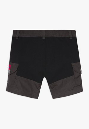 Schwarze Shorts mit einem kontrastierenden, dunkelgrauen Stoffpanel am unteren Ende, seitlichen Taschen mit Klappen und einem strukturierten Bund.