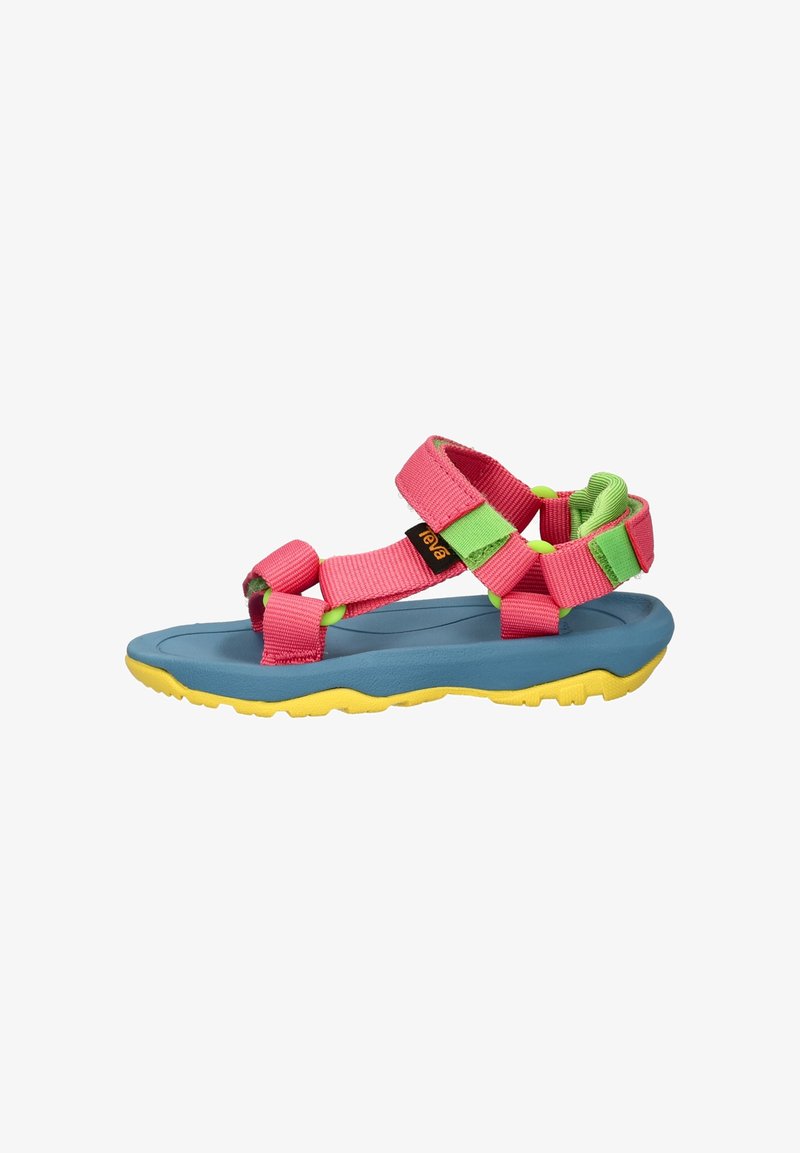 Kleurige sandalen met roze en groene nylon banden, een blauwe voetbed en een gele rubberen zool. Voorzien van verstelbare banden voor een goede pasvorm.