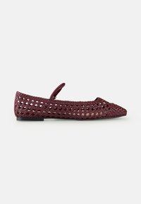 Pantofii burgundy cu design din piele țesută, vârful ascuțit și curea ajustabilă peste picior, prezentați pe un fundal alb simplu.