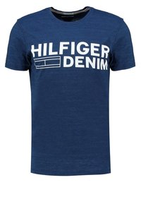 Námořnické bavlněné tričko s velkým bílým logem "HILFIGER DENIM". Krátké rukávy s kulatým výstřihem a texturovaným vzhledem.