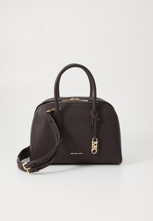 Sac à main en cuir marron foncé Michael Kors avec doubles poignées, bandoulière amovible, fermeture éclair dorée et breloque logo dorée à l'avant.