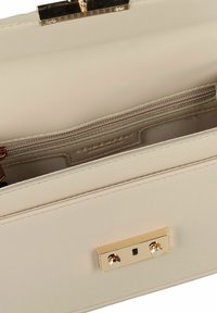 Borsa a tracolla in pelle beige con hardware dorato, dotata di chiusura a scatto, tasca interna con zip e texture liscia.