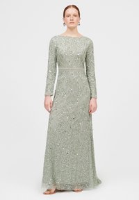 Langärmliges, bodenlanges Kleid in sanftem Grün mit detaillierten Perlen und Pailletten, featuring einem Boot-Ausschnitt und aufwendigen Designelementen.