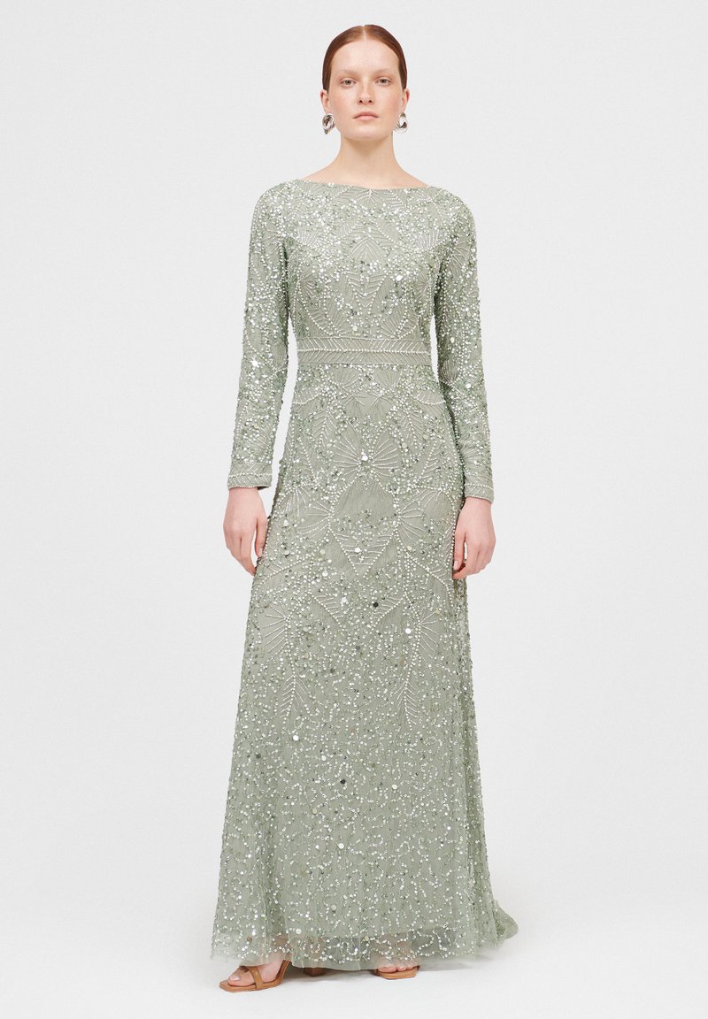 Langärmliges, bodenlanges Kleid in sanftem Grün mit detaillierten Perlen und Pailletten, featuring einem Boot-Ausschnitt und aufwendigen Designelementen.