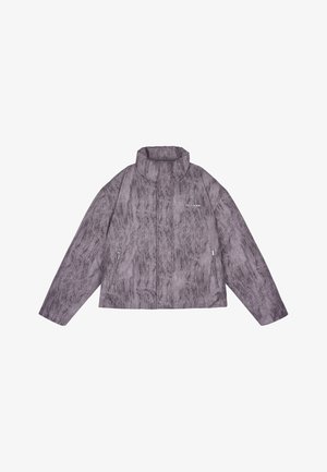 Jaqueta cropped roxa com gola alta, tecido texturado, bolsos laterais com fecho e um padrão subtil. Apresenta um logótipo no peito.