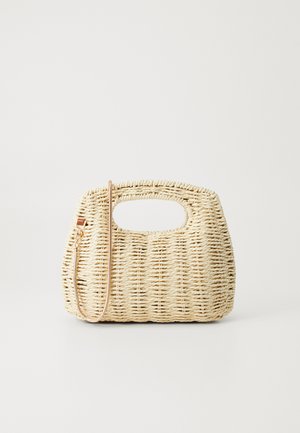 Sac en paille tressée de couleur beige clair avec un corps arrondi, un dessus ouvert et une bandoulière amovible. Textures notables et motif de tissage complexe.