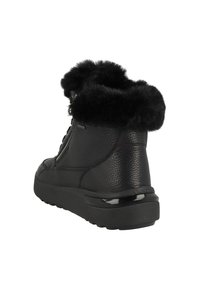 Czarne skórzane botki za kostkę z kołnierzem z syntetycznego futra, teksturowana powierzchnia, sznurowane z przodu oraz płaska gumowa podeszwa z delikatnym połyskiem.