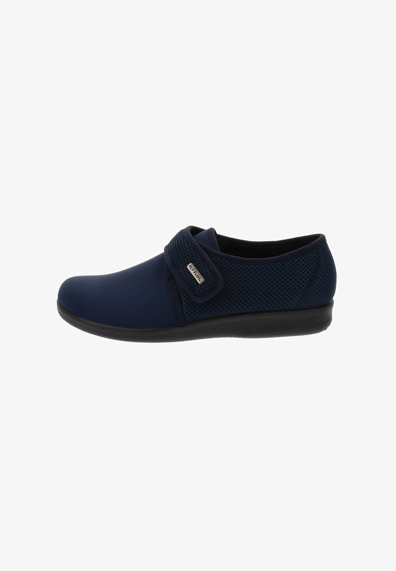 Zapato azul marino con un upper sintético suave y acentos de malla. Cuenta con una correa de velcro y una suela negra flexible para mayor comodidad.