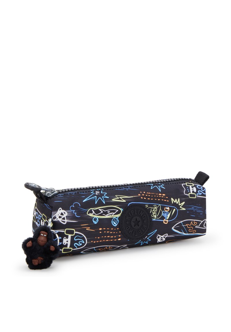 Astuccio in tessuto nero con grafiche colorate di skateboard, razzi e simboli, con un logo rotondo e un ciondolo a forma di scimmia.