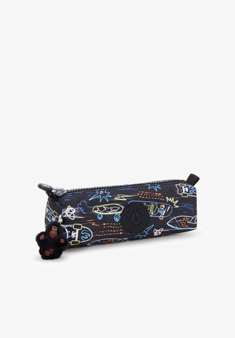 Astuccio in tessuto nero con grafiche colorate di skateboard, razzi e simboli, con un logo rotondo e un ciondolo a forma di scimmia.