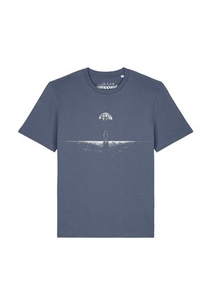 T-shirt bleu foncé à manches courtes avec un graphisme blanc représentant une personne debout sur une surface réfléchissante sous une lune détaillée.