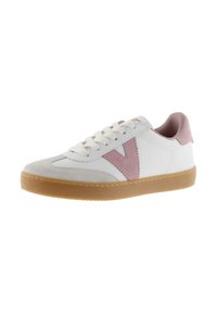 Vit sneaker med ljusgrå tå, rosa mockadetaljer inklusive ett "V" på sidan, vita snören och en sula av gummigummi.