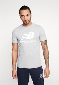 New Balance ESSENTIALS STACKED LOGO  - T-shirts print - athletic gre