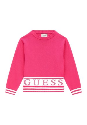 Jasnoróżowy sweter z długim rękawem, z prążkowanymi mankietami i ściągaczem, białe paski na mankietach i ściągaczu oraz tekst "GUESS" w białym i różowym kolorze na dole.