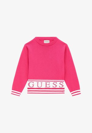 Pull rose vif à manches longues avec poignets et bord-côte, rayures blanches sur poignets et bord-côte, et texte "GUESS" en blanc et rose en bas.