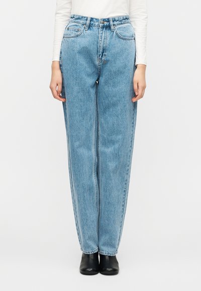 Jeans en denim bleu clair avec une taille haute, des jambes droites et une texture délavée. Dotés d'une fermeture à boutons à l'avant et de poches latérales.