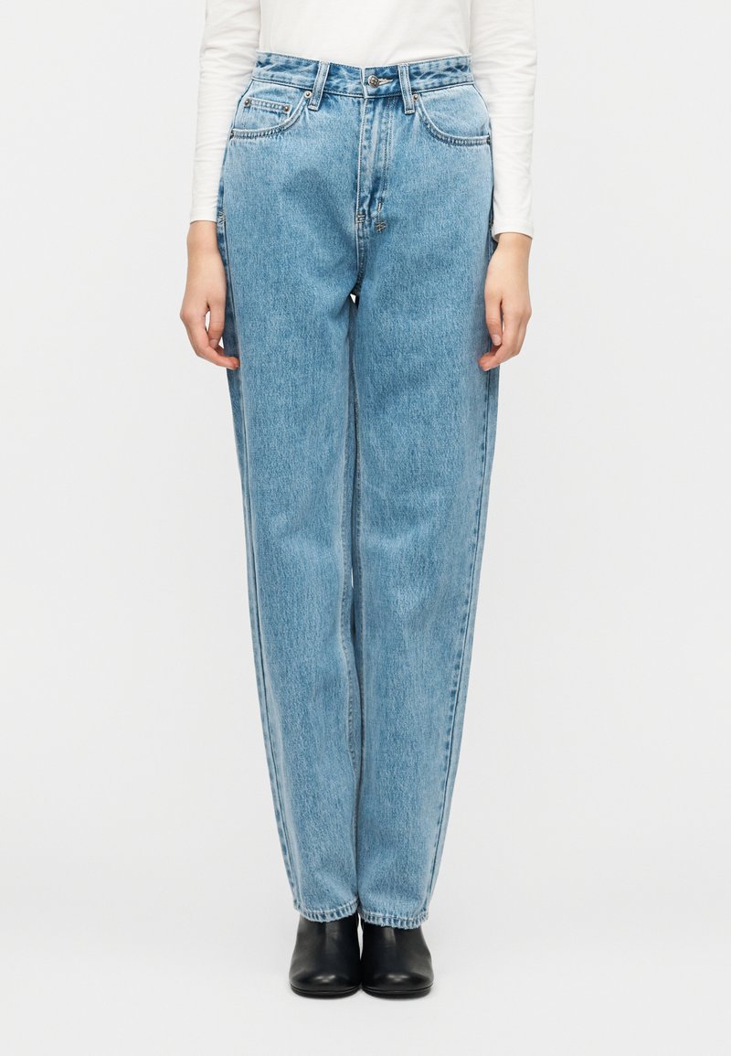 Φωτεινο μπλε τζιν με υψηλή μέση, ίσια μπατζάκια κ αι ξεθωριασμένη υφή. Διαθέτει εμπρόσθιο κλείσιμο με κουμπιά και πλαϊνές τσέπες.