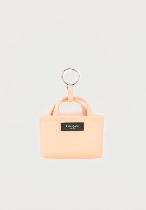 Μικρό μίνι τσαντάκι-μπρελόκ της Kate Spade σε ροδακινί χρώμα, με διπλές λαβές και ασημένιο κρίκο προσαρτημένο.