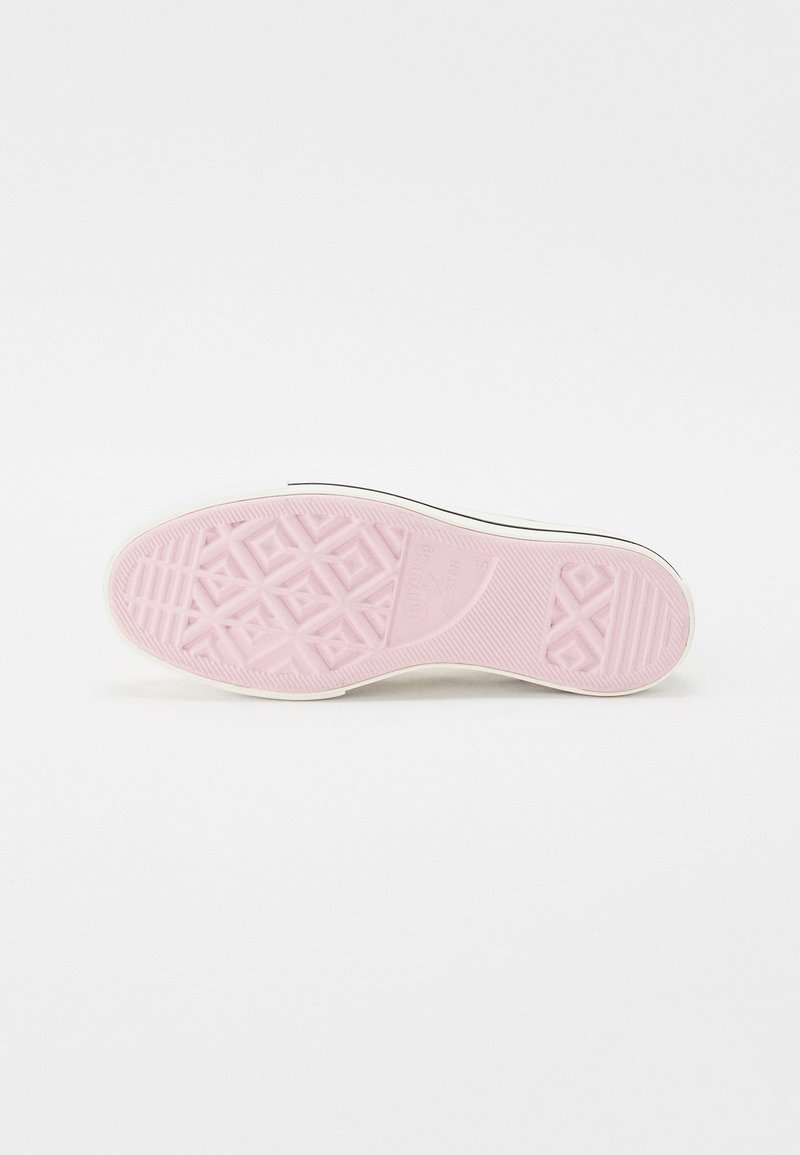 Suela de zapato de goma con una textura rosa, que presenta un patrón geométrico y un borde blanco. Acabado suave con un dibujo definido para mayor agarre.